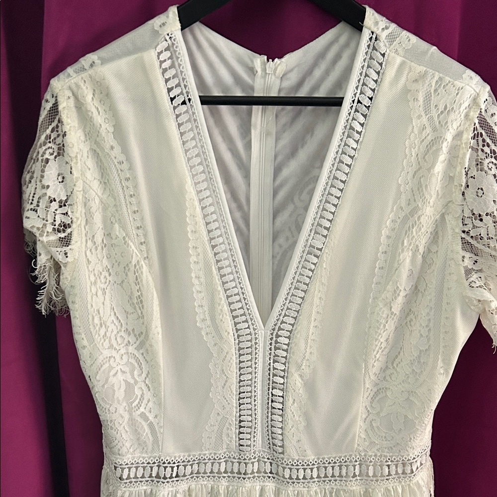 Chic Ivory Lace Wedding Dress - Picture 3 of 8